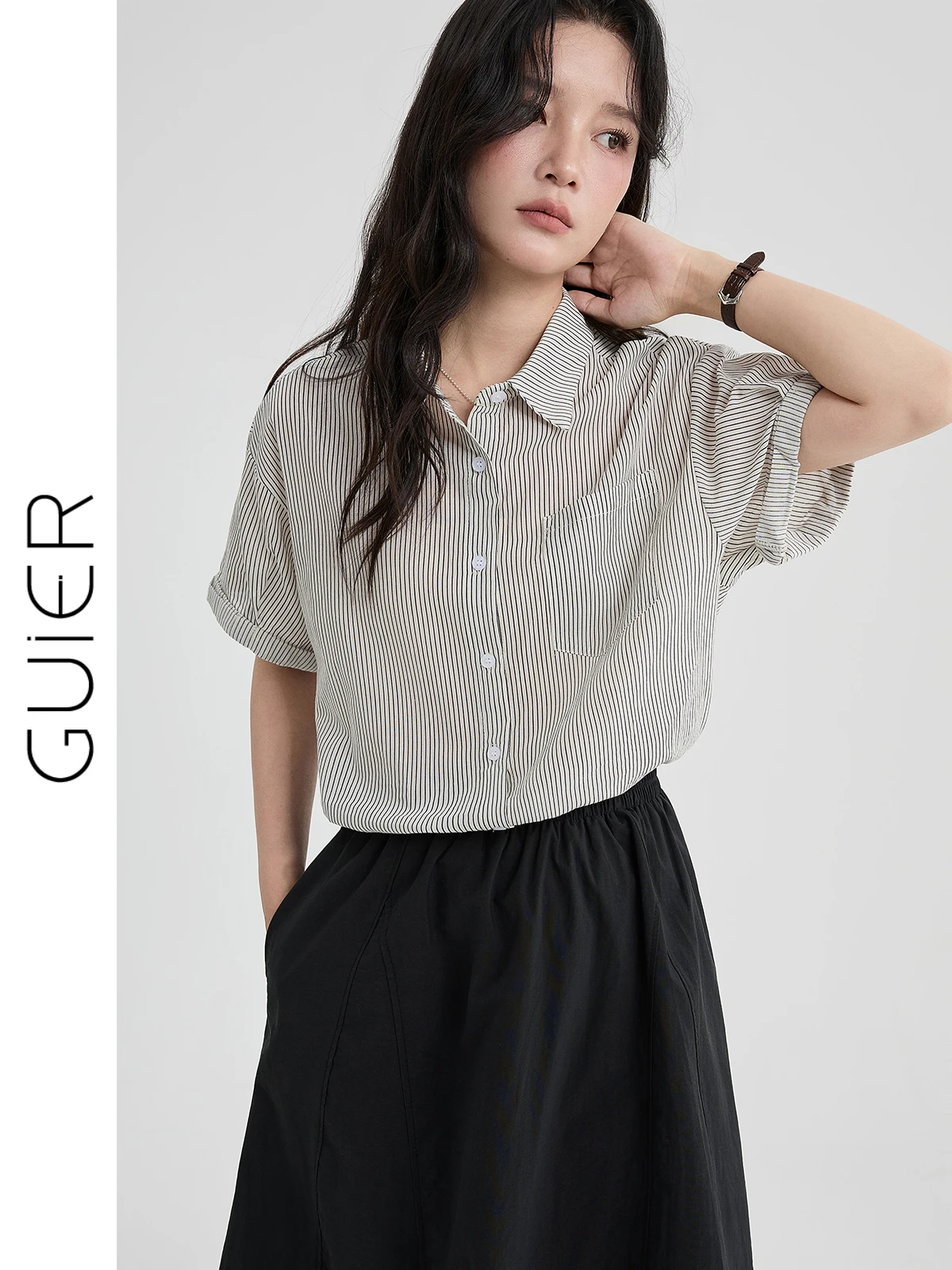 

Лето 2026: Новая женская свободная рубашка в полоску с коротким рукавом, повседневный стиль, с отворотами на рукавах, эффект стройности, комфортная рубашка