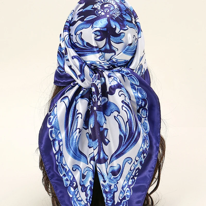 Nuova sciarpa quadrata in raso di seta di raso di porcellana blu e bianca stampata digitale foulard da donna musulmano da donna 2024 sciarpa con fascia 90*90cm