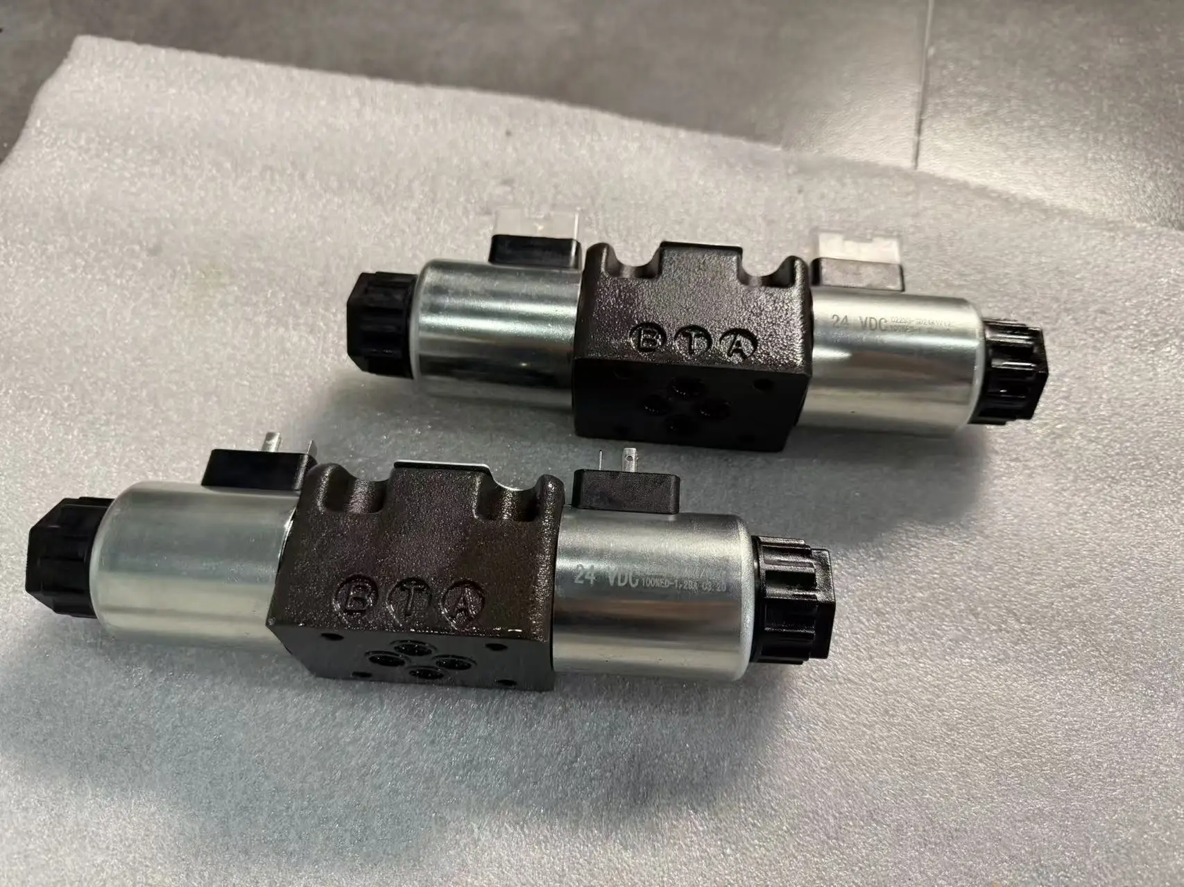 DUPLOMATIC Hydraulic Electromagnetic Directional Control Valve 5 Gpm/40 L/min Flow 200 bar Pressure 3/8 Port Models