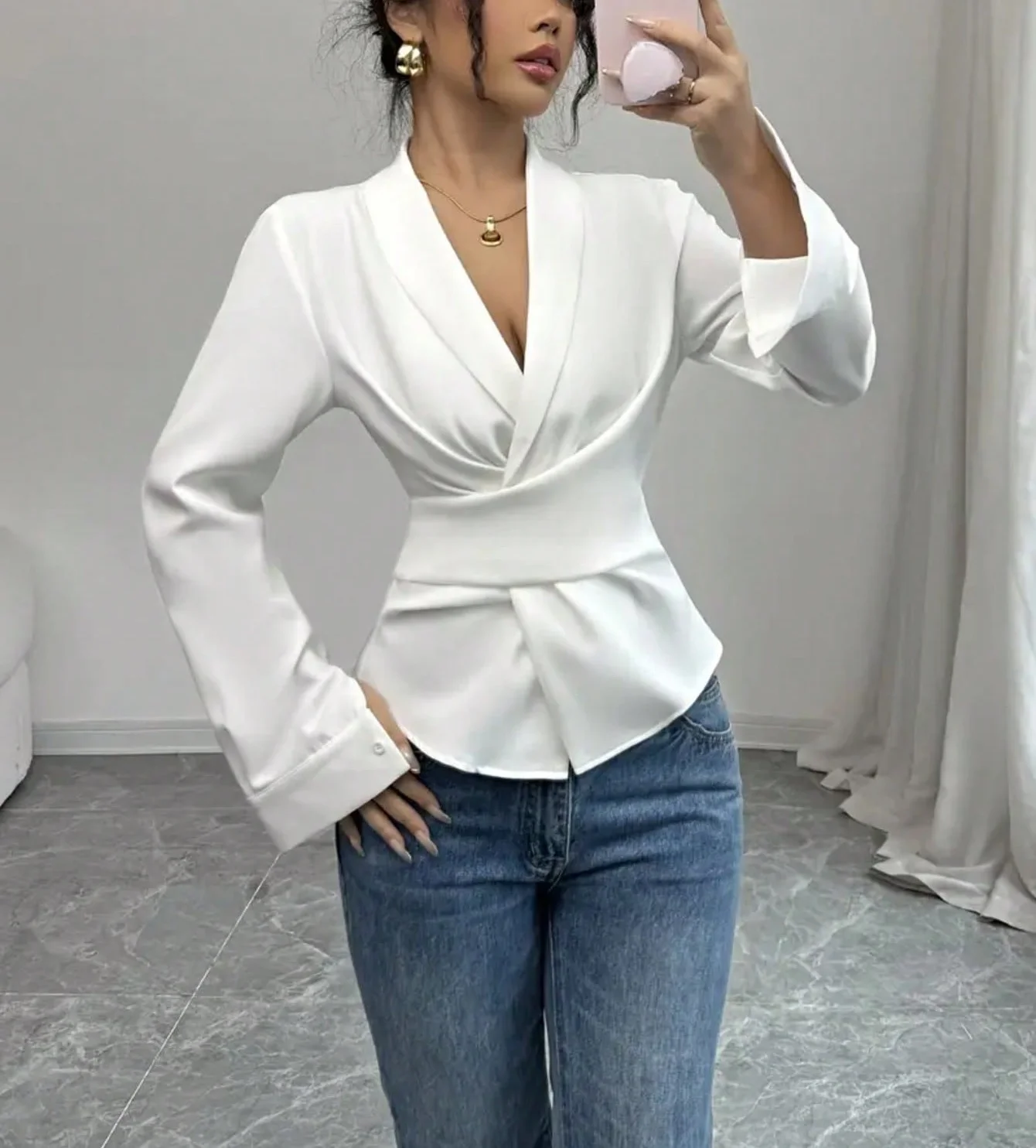 Commute-style short-sleeved V-neck fashionable long-sleeved shirt for women with a fitted waist and body-hugging design