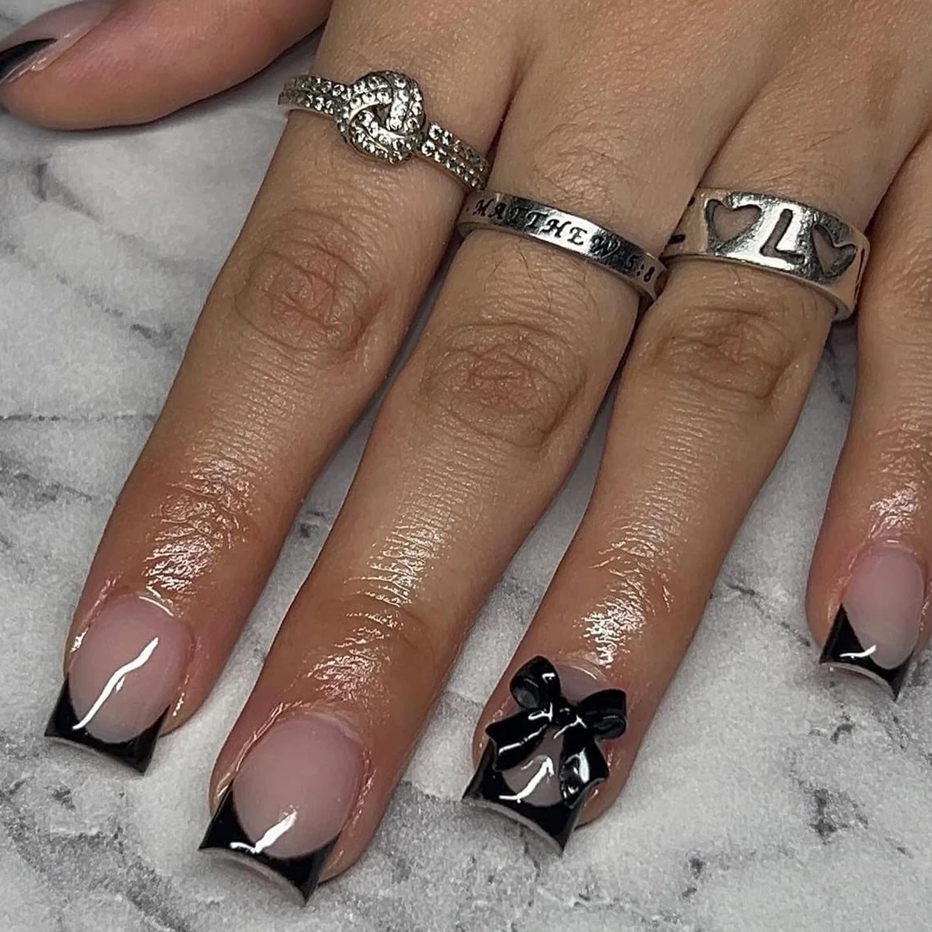 24 قطعة اضغط على الأظافر Bowknot الأسود اضغط على الأظافر اللؤلؤ الأبيض الحلو الفرنسية تلميح اضغط على الأظافر لطيف الأظافر الاصطناعية