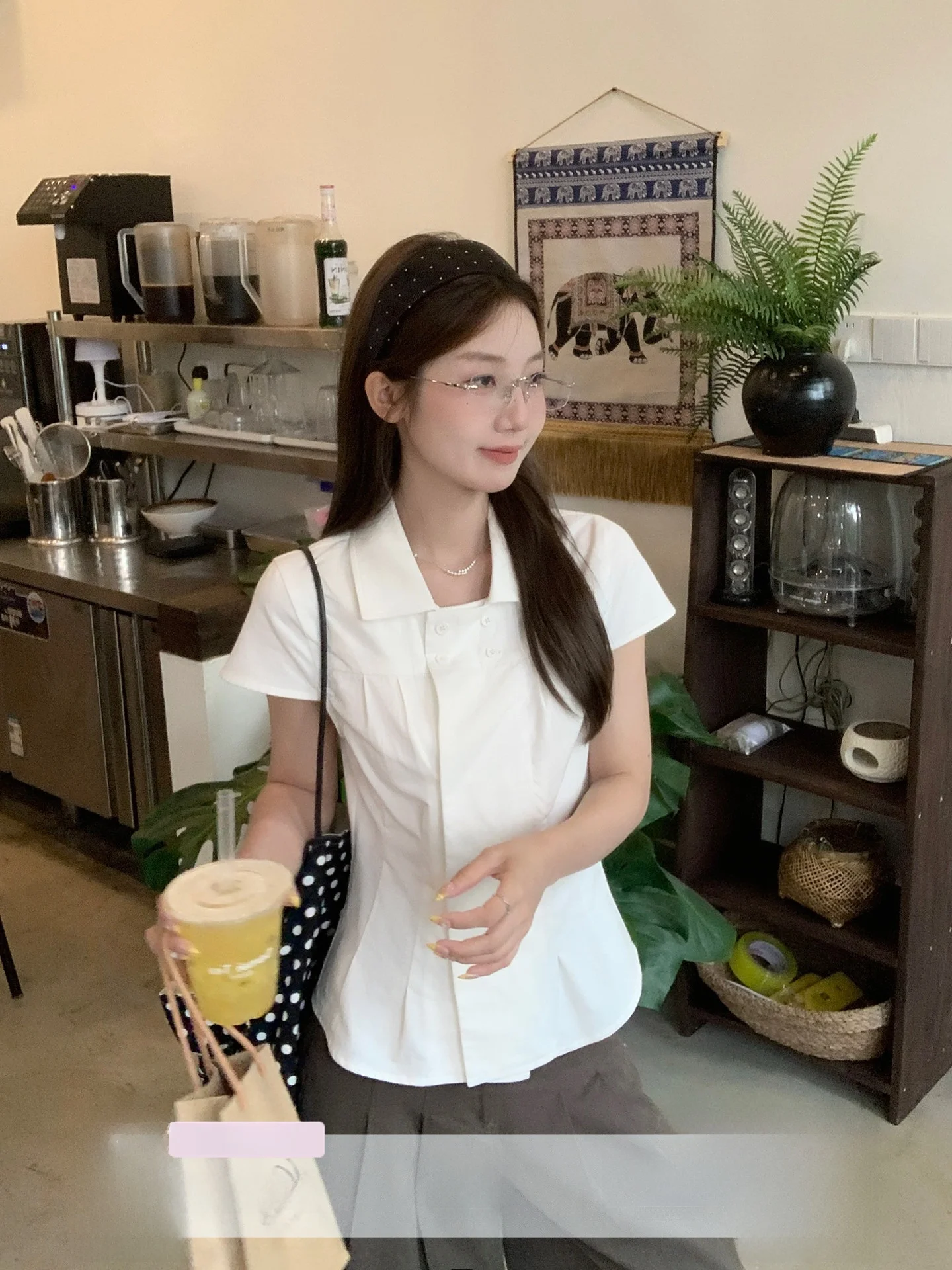 

Белая женская футболка с коротким рукавом и вырезом на шее, летний дизайн, приталенная, U77, корейский повседневный хлопковый топ для прогулок по городу