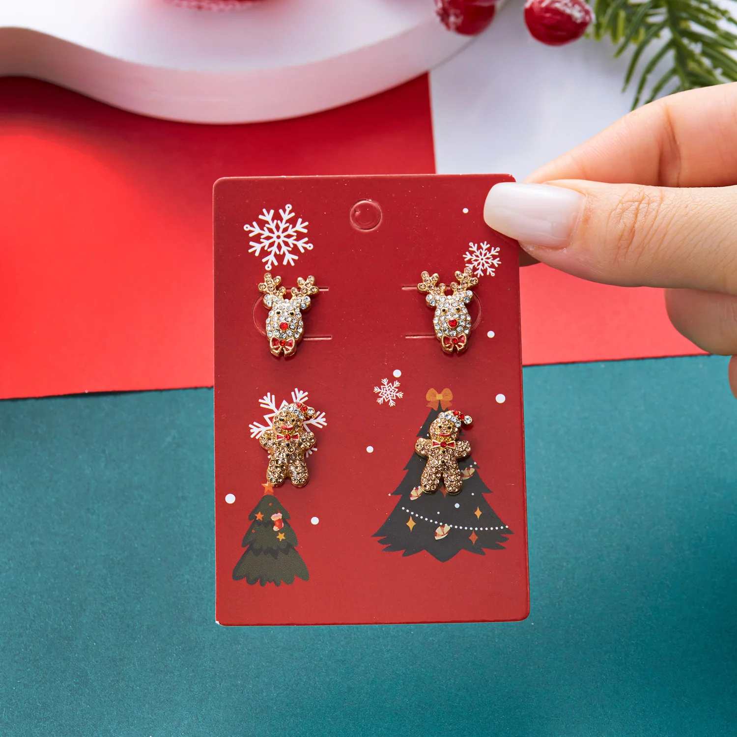 4 Stück Niedliche Weihnachtsmann-, Elch-, Tannenbaum- und Lebkuchenmann-Ohrstecker für Damen, Emaille-Weihnachtsbaum-Ohrringe, Neujahrs-Party-Schmuck – Detail 1