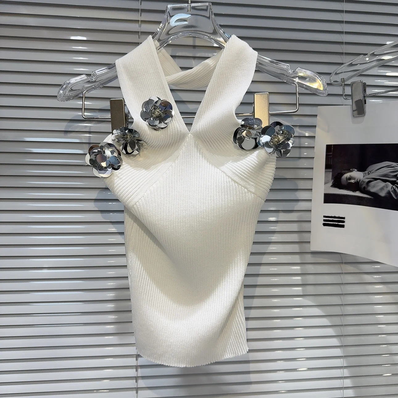 Female 2024 Summer Vests Hot Girl Graceful Vest Solid Color Sleeveless Sequins Flower V-neck Slimming Women’s Knitted Tank Tops