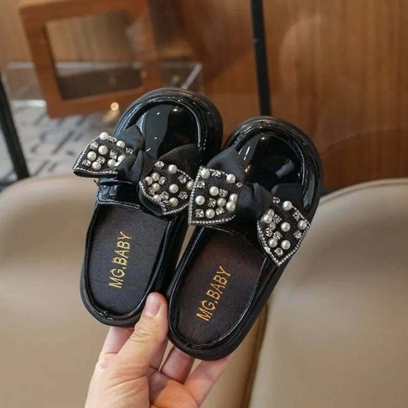 2026 New Korean Style Princess Leather Upper Closed Toe Bow Girls Sandals Fashionable for Outdoor Wear