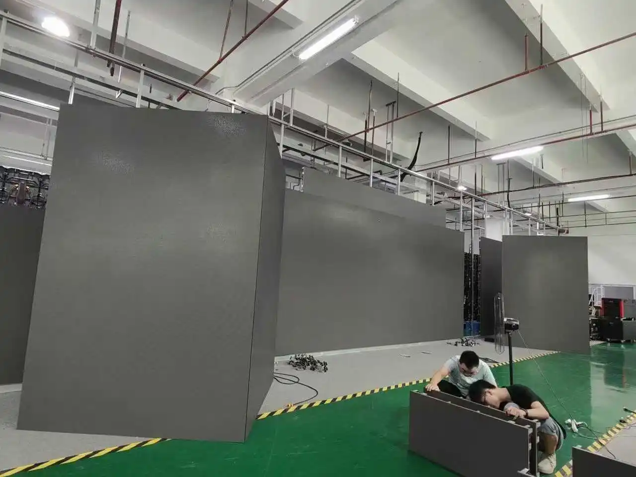 Guide Visual Portable P2.6 Indoor Full Color LED Screen Rental Solution Seamless Splicing High Brightness Stage Background Panel