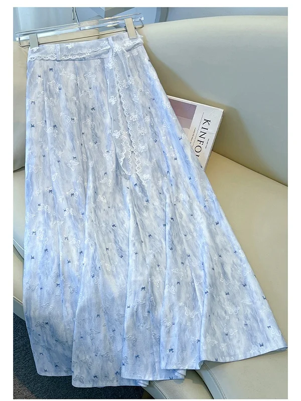 กระโปรงลายดอกไม้สีฟ้าสำหรับผู้หญิง แฟชั่นฤดูร้อนใหม่ กระโปรงทรงเอ ความยาวปานกลาง แต่งลูกไม้พร้อมเข็มขัดรัดเอว สไตล์เกาหลี ทรงหลวม