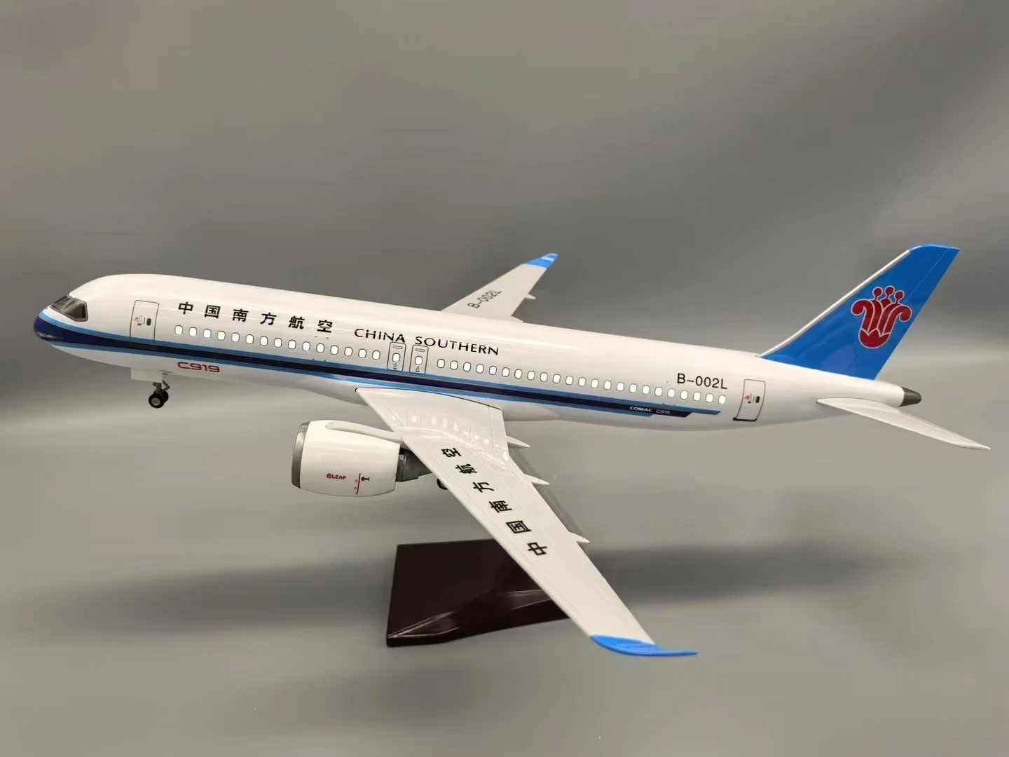 

47CM Scale Airplane China Southern Airlines C919 Airline Model W Light & Wheel Diecast Plastic Resin Plane Collection Desk Acces