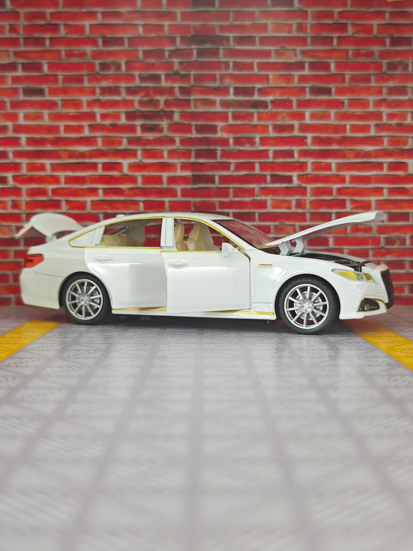 Simulación 1:32 del modelo de coche de aleación Toyota Crown de 15a generación con piezas decorativas, puertas y capó del motor, maletero que el coche