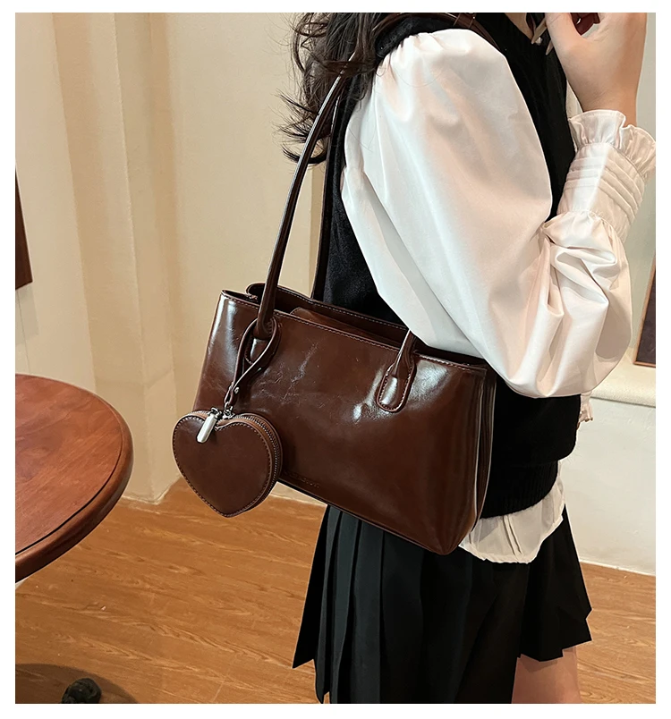 

Texture Sle Underarm Single Oulder Bag for Youth Retro Red Heart Aped Pendant Oil Wax Leather Glossy
