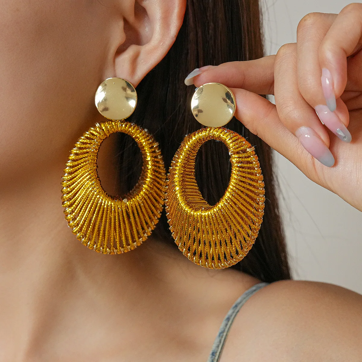 

Statement Oval Hollow Out Dangle Earrings for Women Punk Gold Color Geometric Panne Velvet Pendant Earring Personality Jewelry