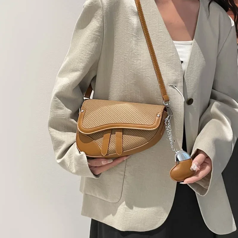 

2023 Новая модная женская седельная сумка - летняя модная сумка через плечо, уникальная дизайнерская сумка для повседневного наряда