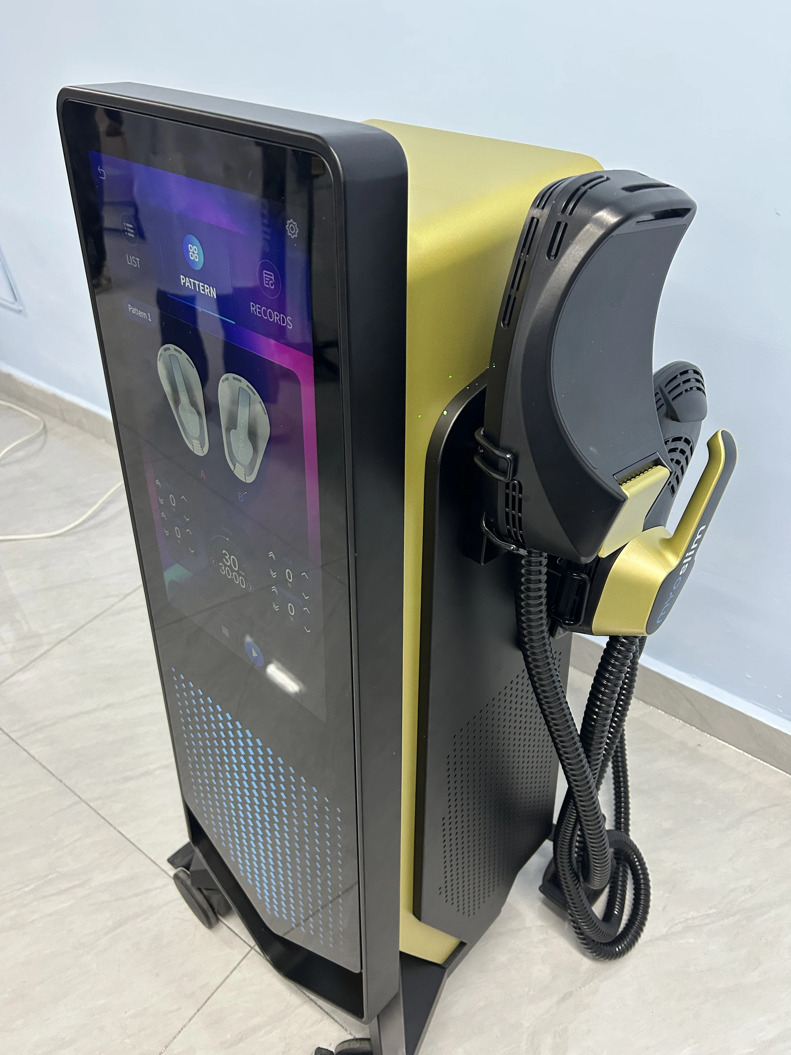 آلة نحت الجسم EMS مع 4 مقابض لتقليص العضلات القوي وتقليل الدهون وعلاج التخسيس الاحترافي #1