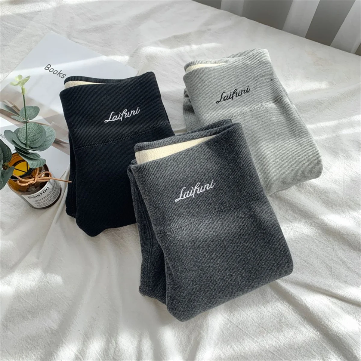 เลกกิ้งกำมะหยี่สำหรับผู้หญิง ฤดูใบไม้ร่วง ฤดูหนาว แฟชั่นทรงเข้ารูป เอวสูง สีพื้น ชุดลำลองสำหรับผู้หญิง เลกกิ้งหนานุ่ม อุ่นสบาย สไตล์ลำลองเก๋ไก๋ เหมาะสำหรับใส่เล่นโยคะ