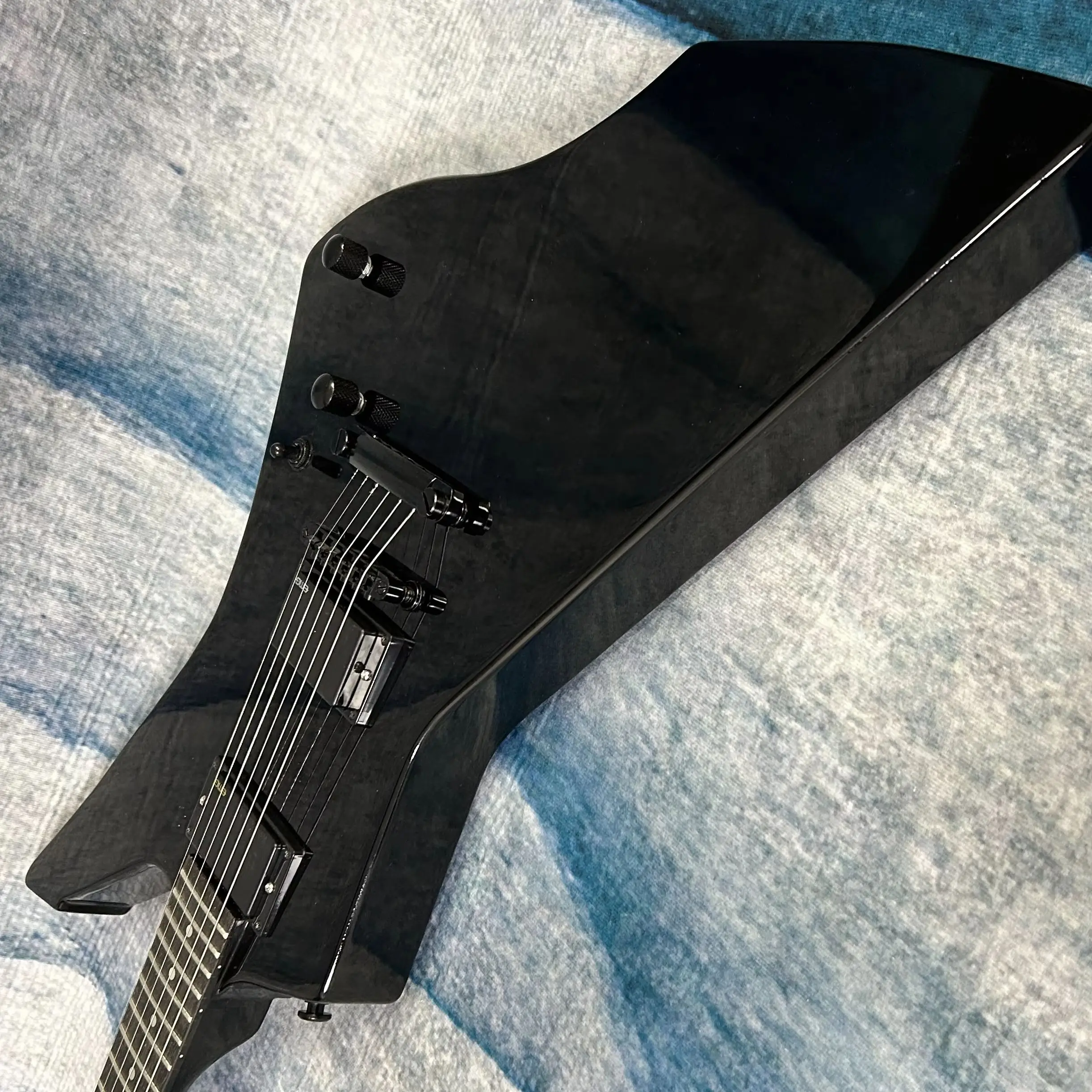 Electric Guitars Mahogany Body Active Pickups Rosewood Fingerboard Black Color