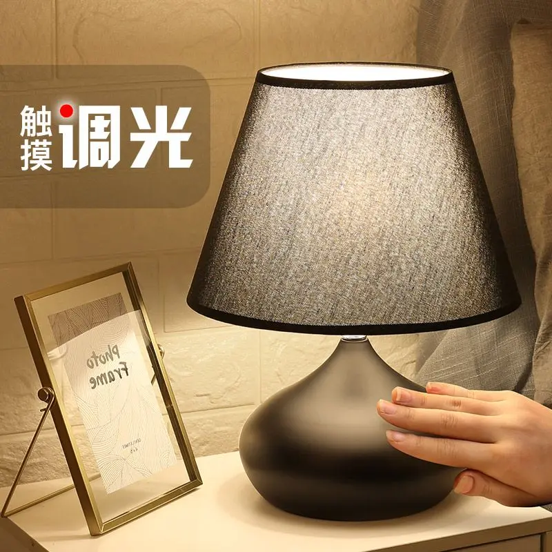 

Настольная лампа, прикроватная лампа, теплая атмосфера главной спальни, скандинавская спальня, затемняющий ночник