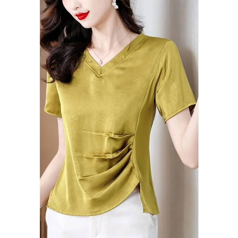

Женская блузка из сатина оливкового цвета с V-образным вырезом, короткими рукавами, драпировкой и асимметричным подолом