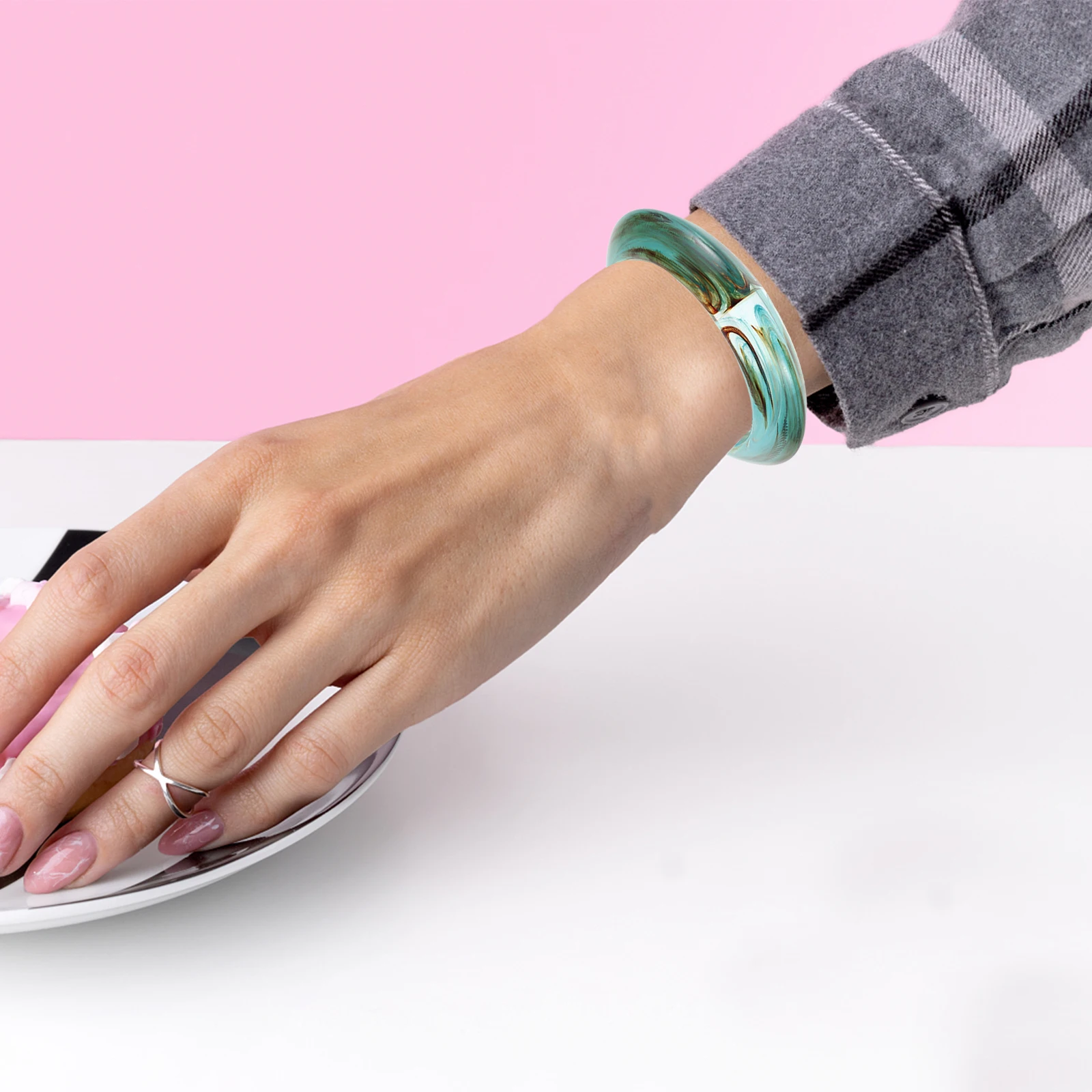 

Round Acrylic Bangle Bracelet Chunky Wide Retro Cuff Bright Colorful Geometric Wristband For Women Statement Jewelry