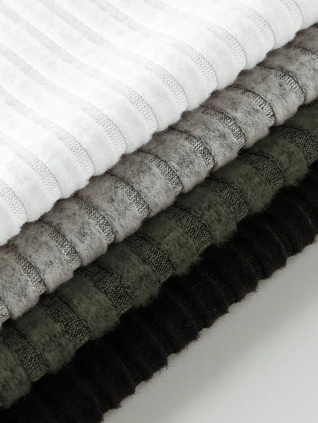 

Comfortable and fashionable daily wear clothing, suitable for women's casual or formal occasions. A set of four women's T-shirts