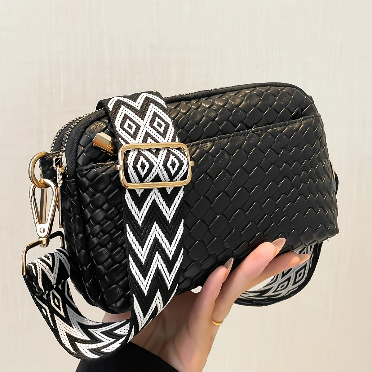 

Simple, casual and versatile women's shoulder bag niche design, solid color, woven pattern small square bag,