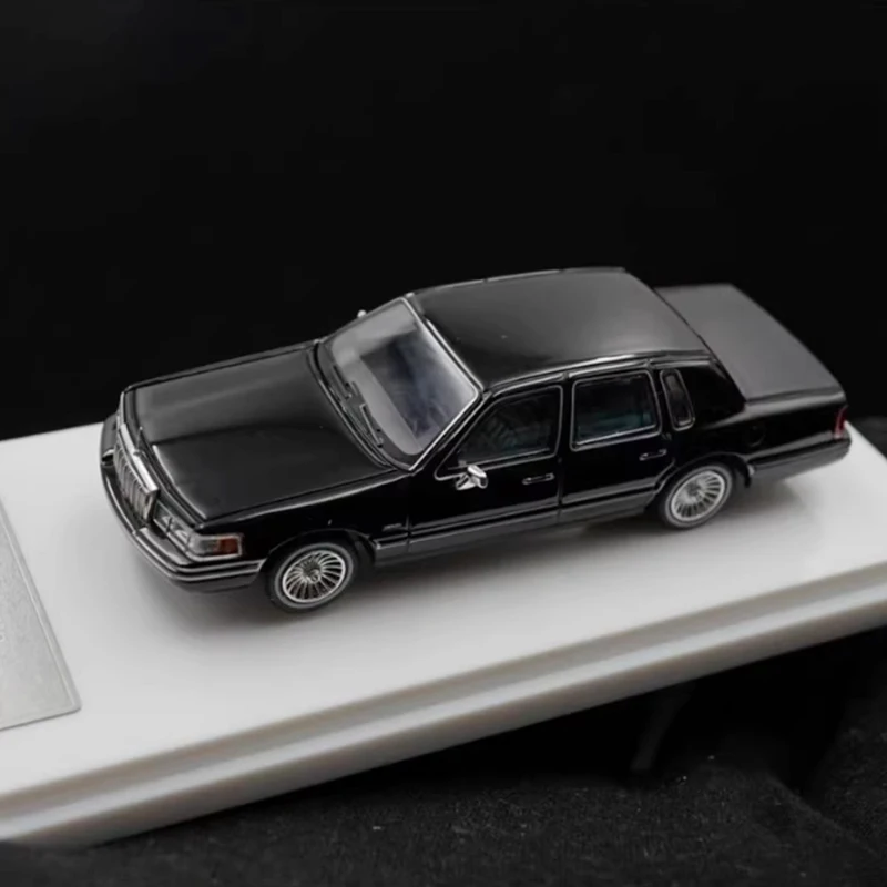 MK 1:64 Scale 1992 Lincoln Town Car Alloy Car Model Classics Adult Souvenir Gift Static Display