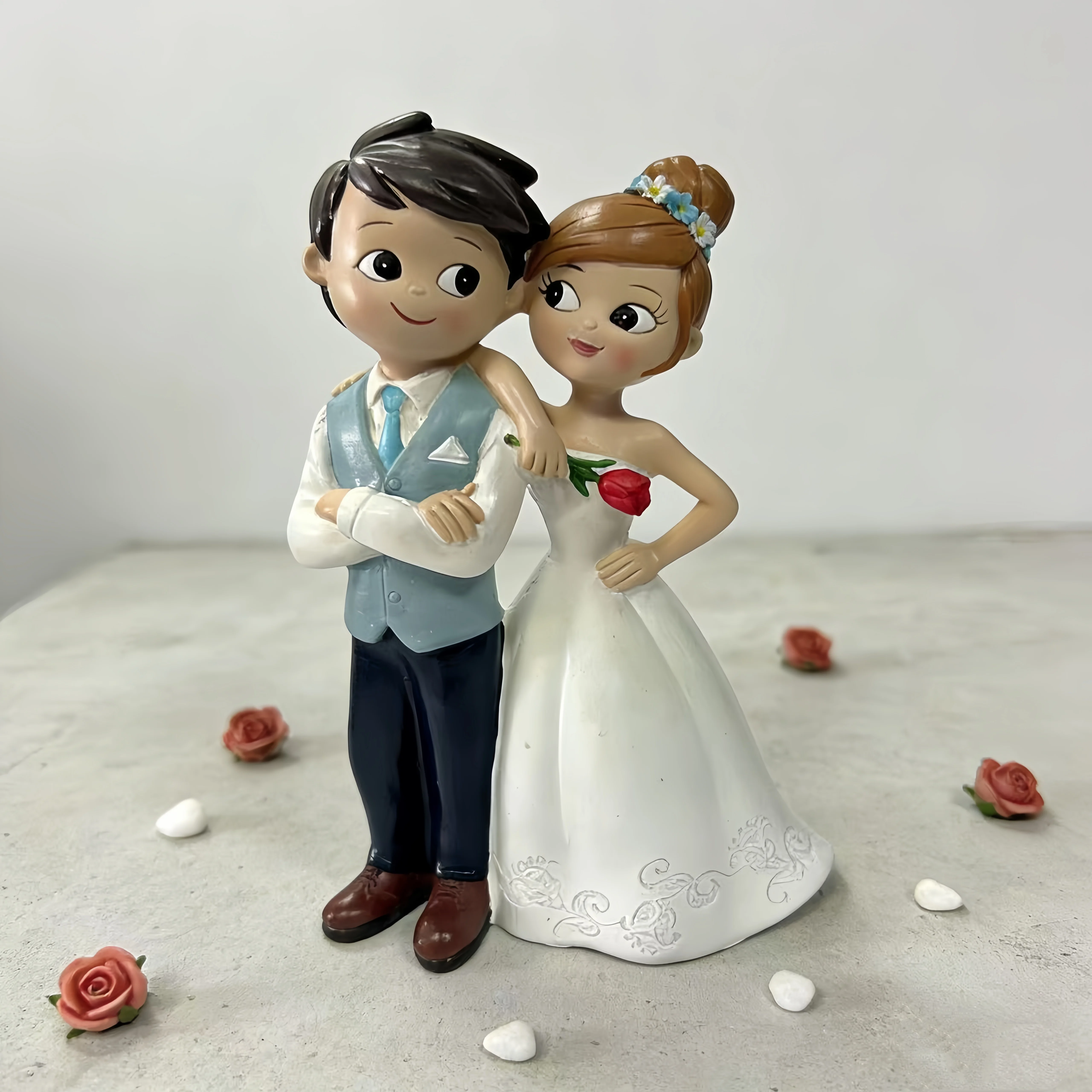 Romantic Wedding Couple Figurine Resin Ornament Bride and Groom Statue Cake Topper for Wedding Decoration Bridal Shower Gift Hom