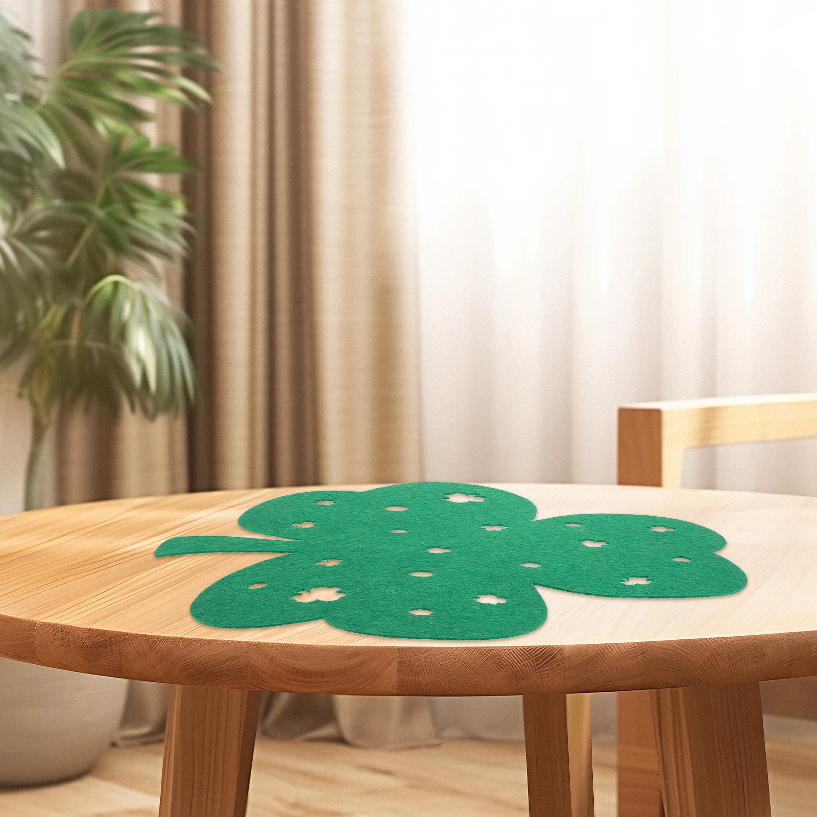 

8Pcs Green Shamrock Felt Placemats Cute Table Mats St Patrick Day Dining Accessories Heat Protective Pads St Patrick Ornaments