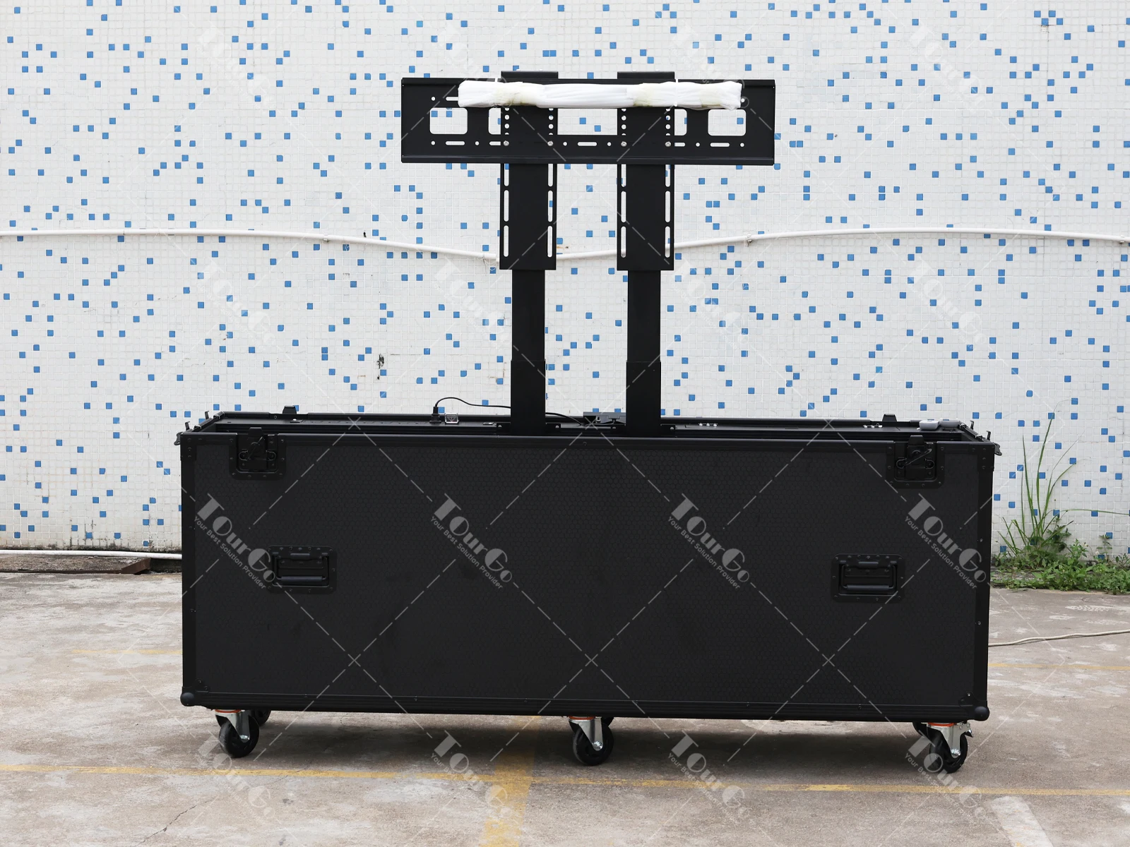 Todo preto motorizado TV Lift Flight Case para telas de 70 a 75 polegadas com postes de elevação duplos