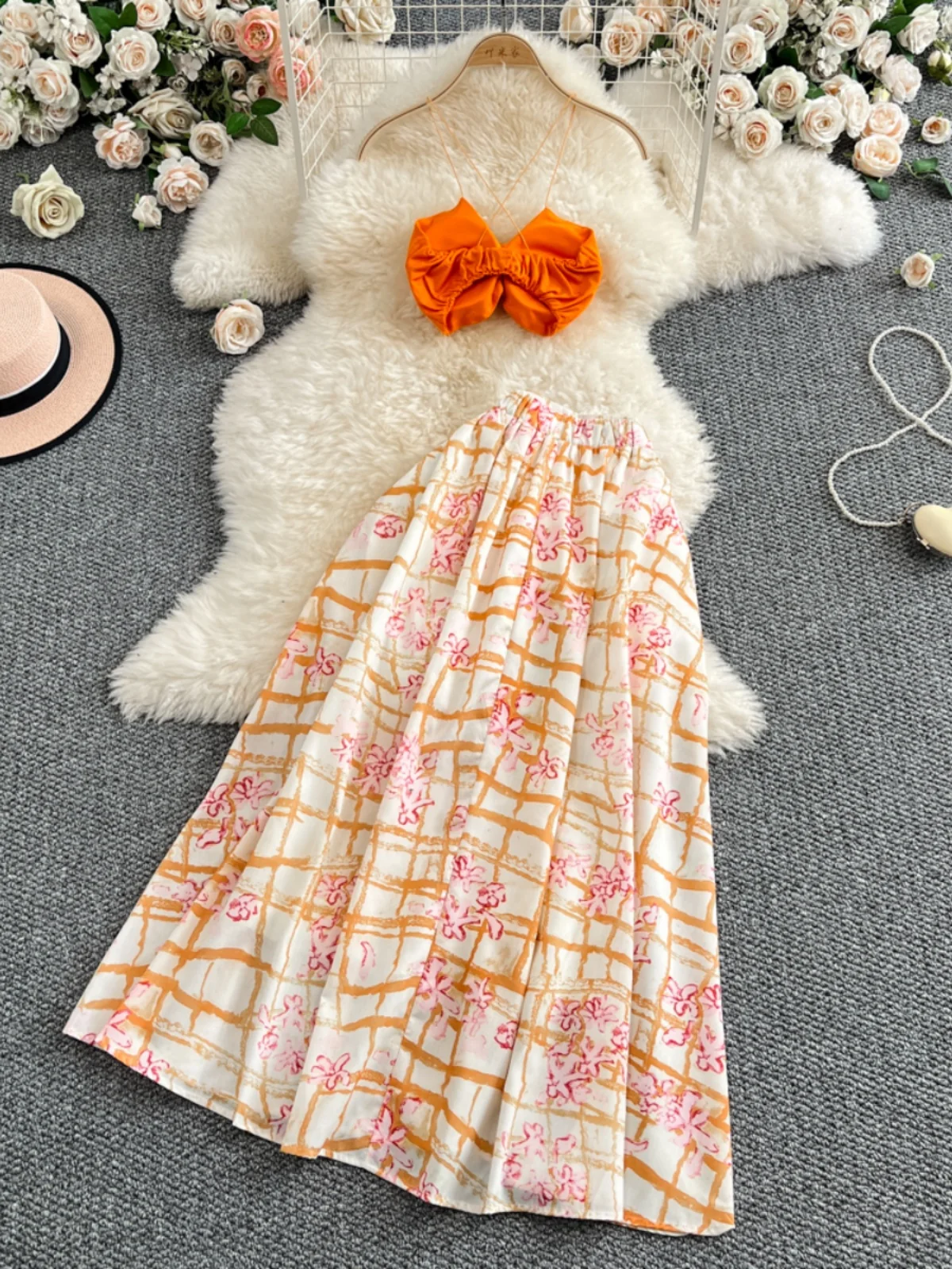 Conjunto de duas peças de verão para férias na praia, com alças sensuais no pescoço, saia midi estampada de cintura alta e mo...