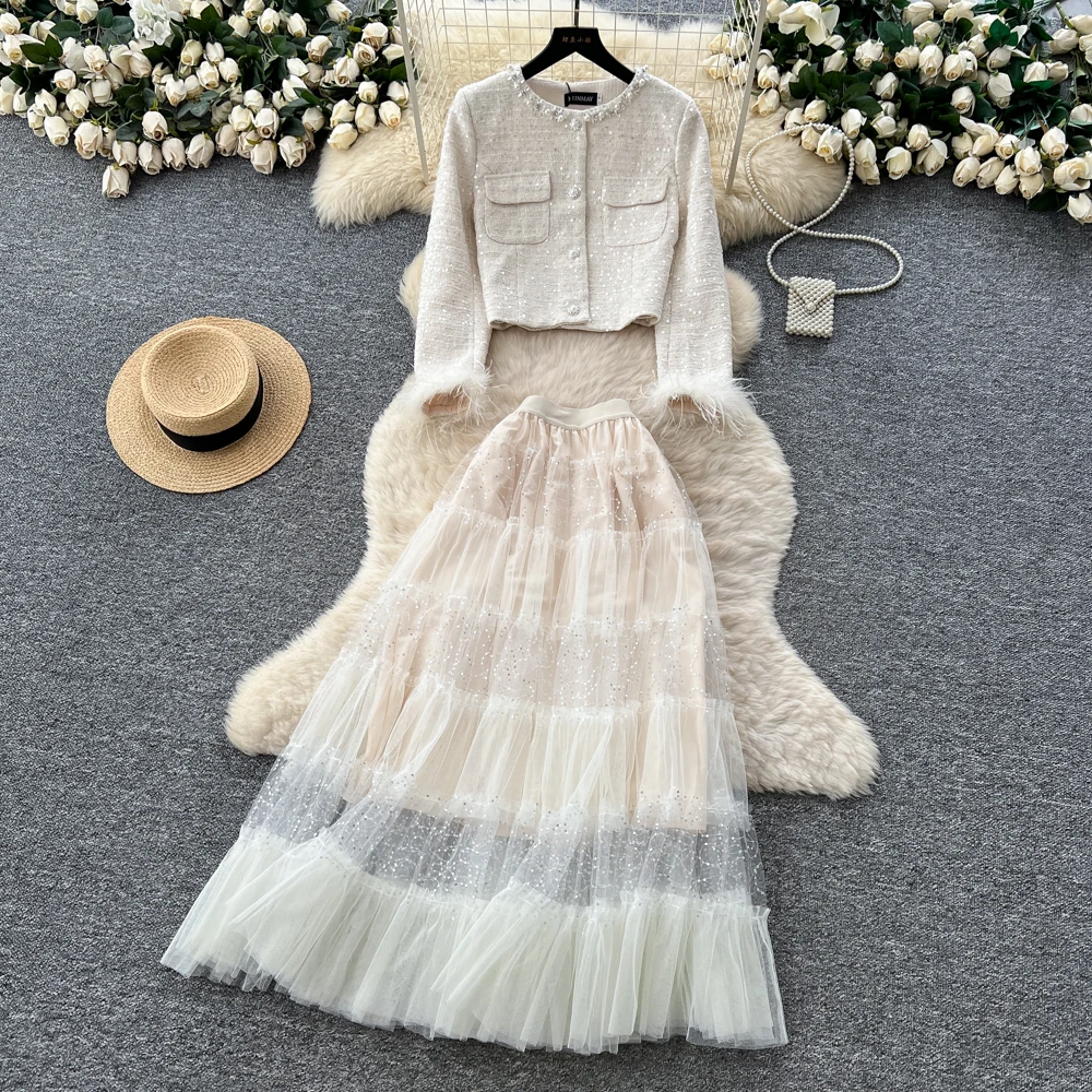 ALPHALMODA 2025, สไตล์ฝรั่งเศส, งานประณีต, คอเสื้อทรงกลมประดับลูกปัด, เสื้อแจ็คเก็ตปักเลื่อมแขนยาว, กระโปรงตาข่ายทรงพอง, ชุดสูทหรูหรา