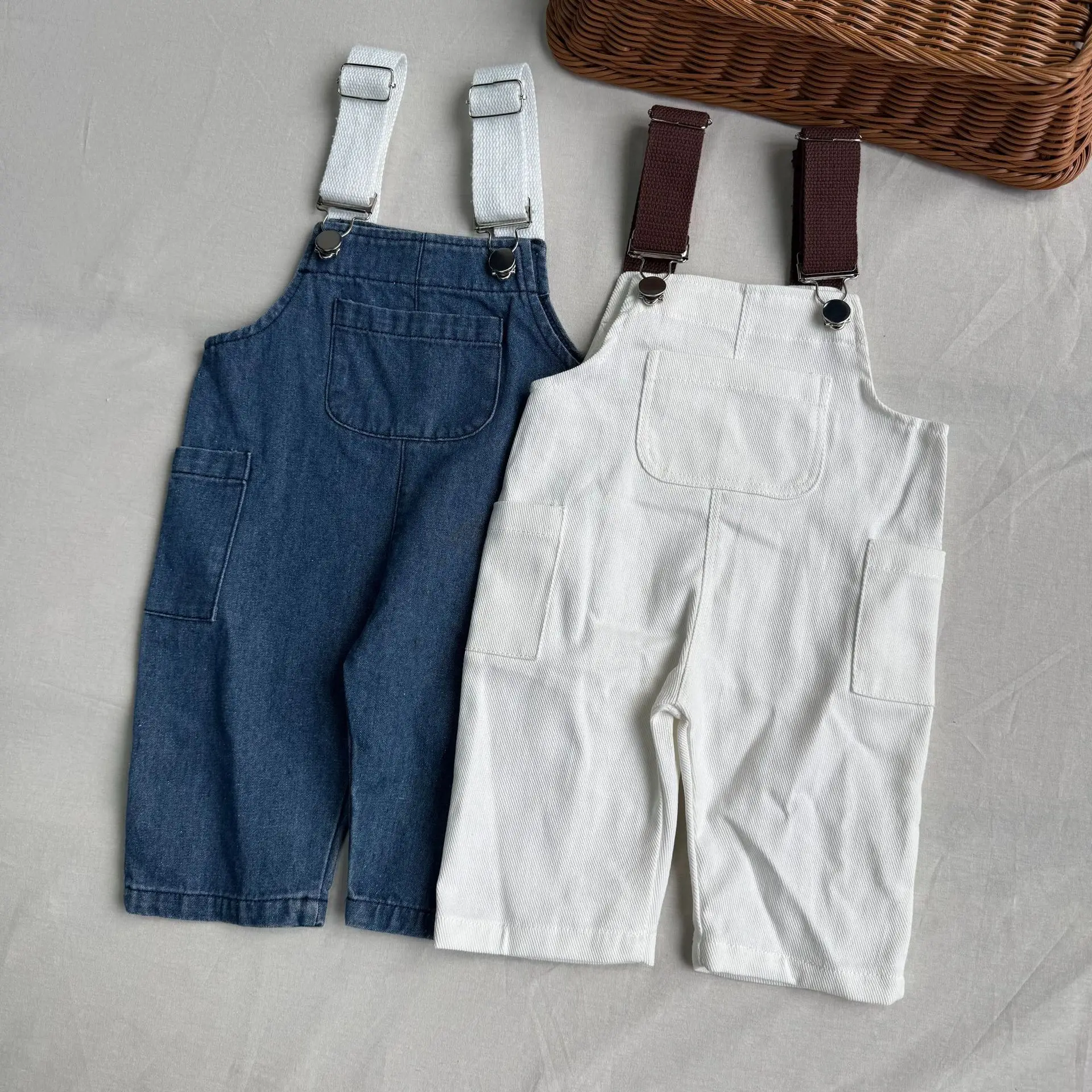 

Осень 2024, новые детские свободные джинсовые комбинезоны, однотонный комбинезон с карманами для мальчиков и девочек, брюки на бретелях, модные повседневные штаны для малышей