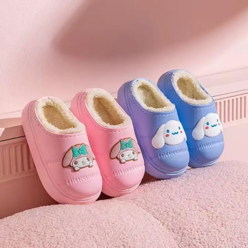 Zapatillas de invierno para niña Sanrio Kuromi My Melody Cinnamoroll, bonitos zapatos de algodón con dibujos animados para niños, zapatos antideslizantes para interiores para mantener el calor en el hogar