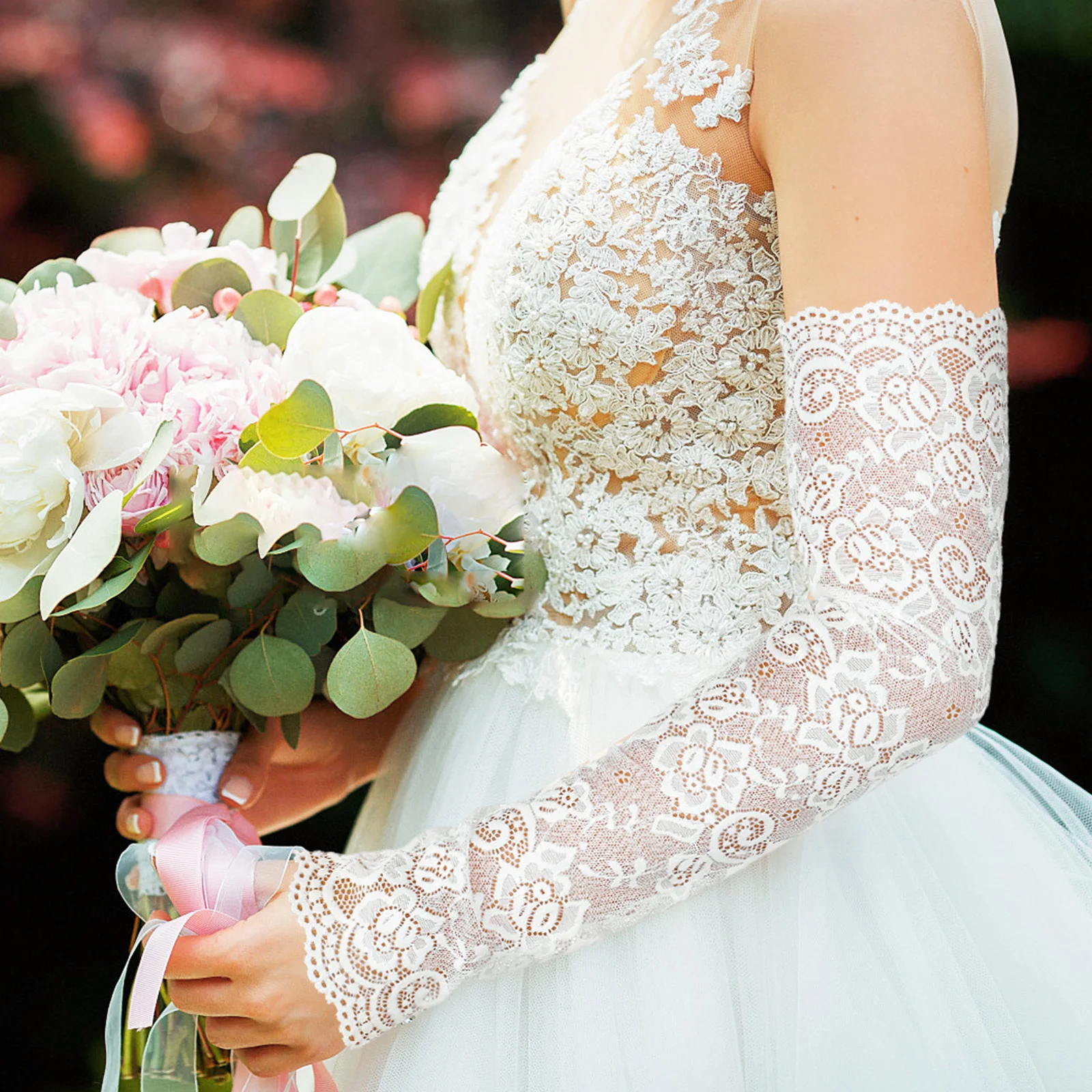 Рисунок 3 - 2 пары кружевных рукавов с цветочным дизайном