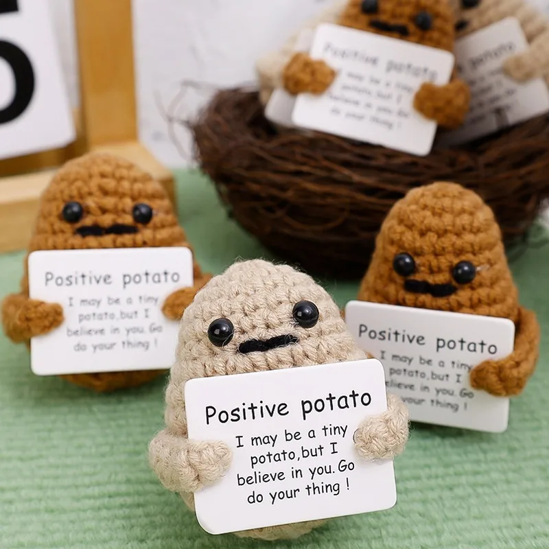 Positieve Aardappelkamer Decor Ornament Gebreide Geïnspireerde Speelgoed Klein Garen Handgemaakte Pop Grappige Christams Cadeau Huisdecoratie Accessoires