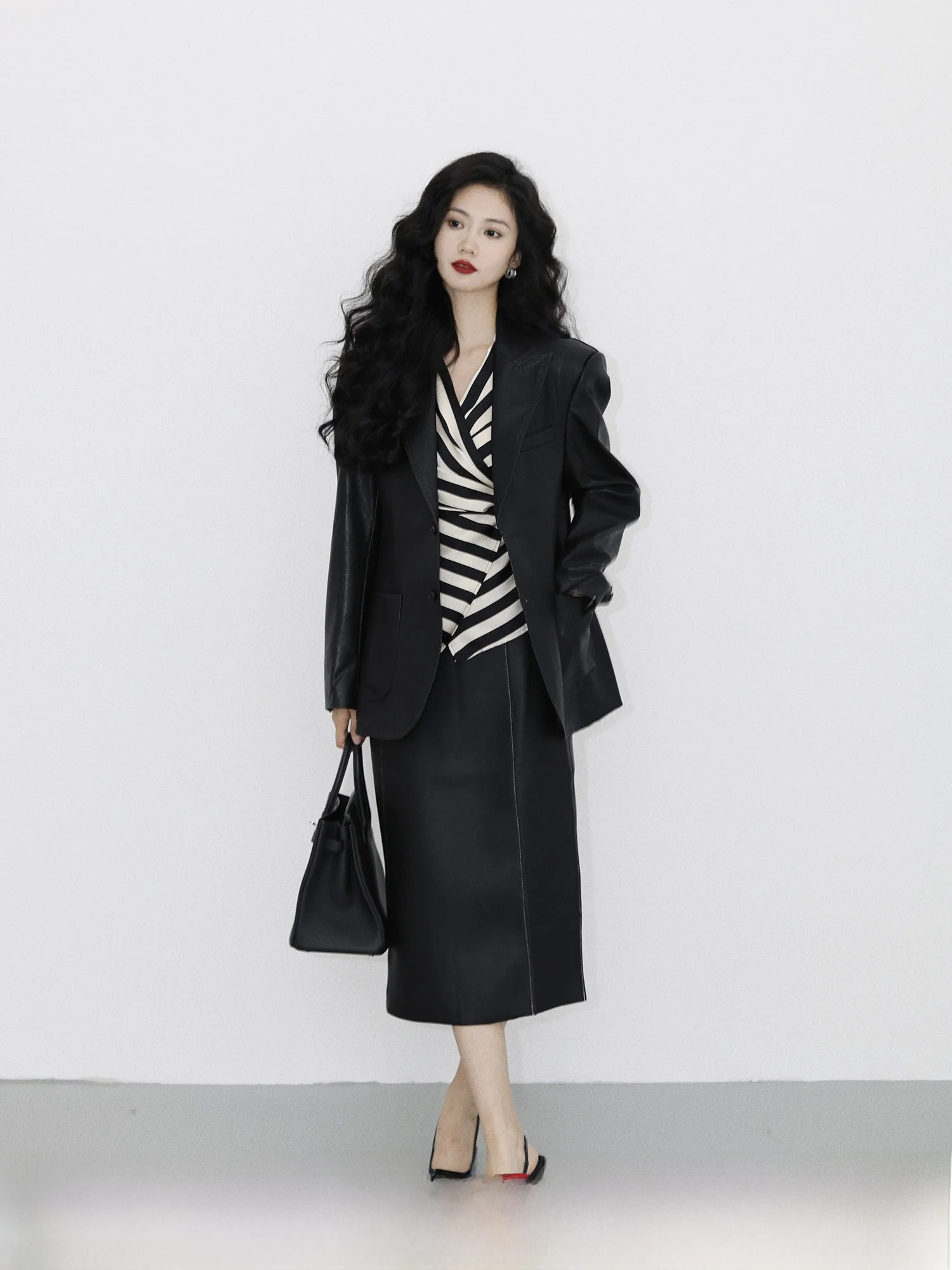 

Юбка миди TAIYANG из искусственной кожи с высокой талией для женщин, удобная для повседневной носки, прямого кроя, черная, весенняя коллекция, модная.