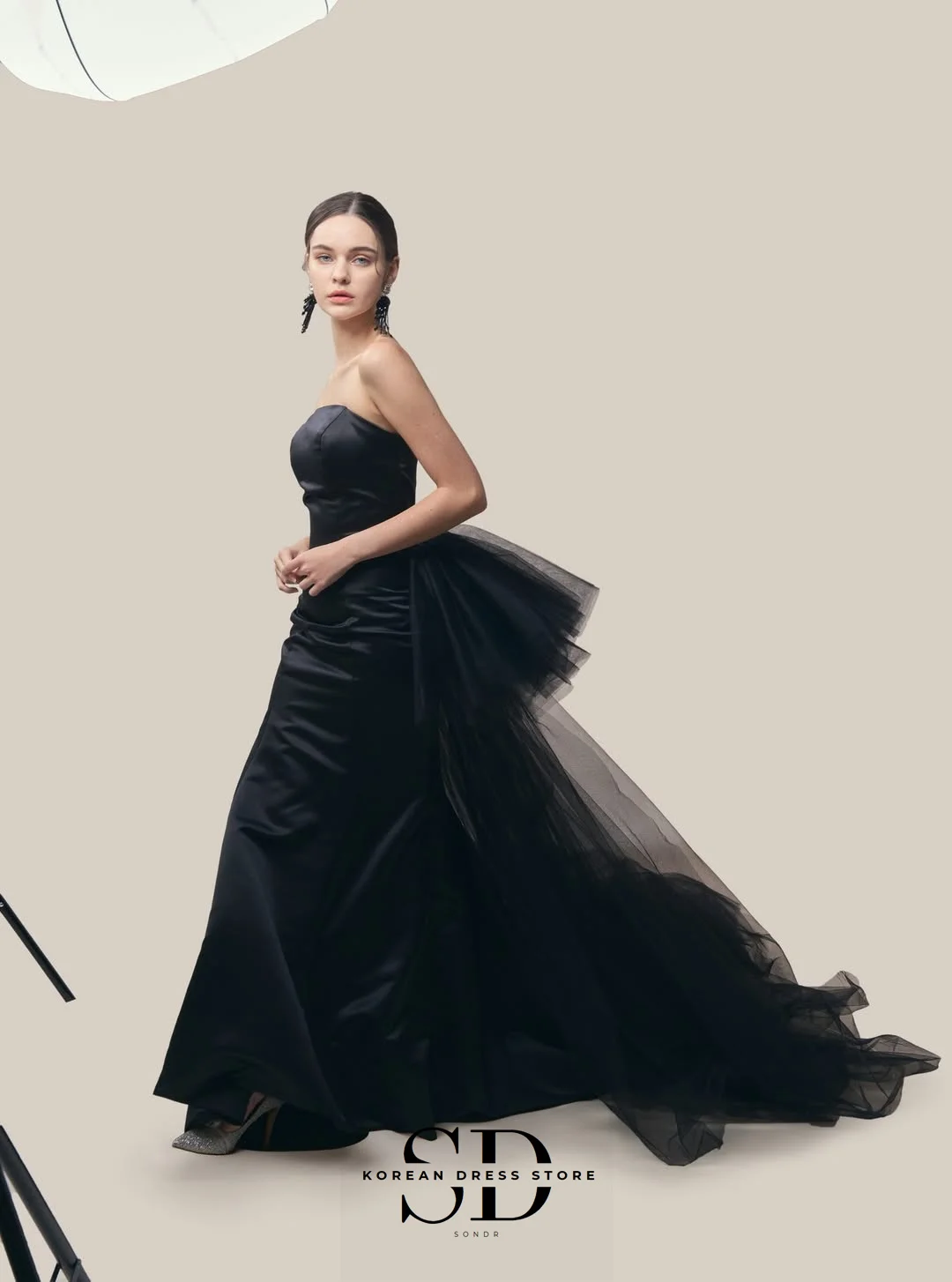 Sondr 블랙 웨딩 드레스 끈이 없는 새틴과 튤 신부 셀프 웨딩 드레스 맞춤형 한국 웨딩 드레스 사진 촬영