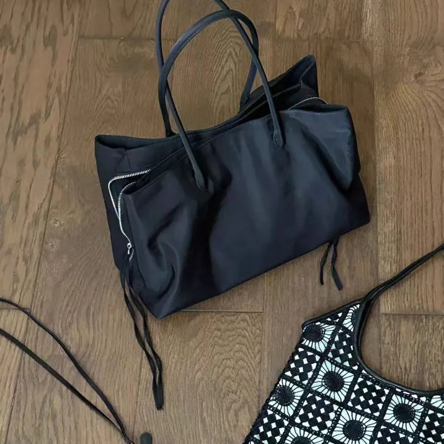 

Женская однотонная черная крутая сумка-тоут, новинка 2025, модная простая нейлоновая сумка большой вместимости с двойным отделением на молнии