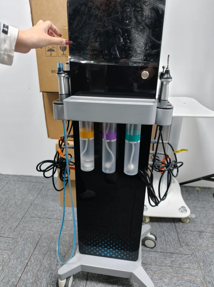 

Многофункциональный аппарат для ухода за кожей 6 в 1: вакуумный массажер, удаление черных точек, лифтинг кожи, кислородная струя, глубокое очищение.