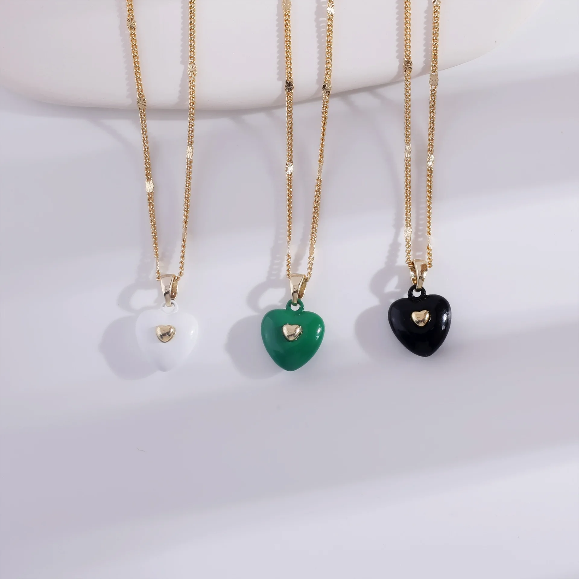 2022 New Exuqisite Elegant Heart Enamel Glaze Pendant Chocker Necklace With 14K Gold Plating  Copper Brass Chain Female Gift