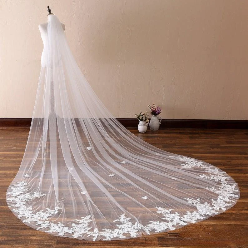 Cheap Wedding Veils With Comb Lace Chapel Length Appliques Edge Bridal Veils White One Layers Custom Made Long Wedding Veil