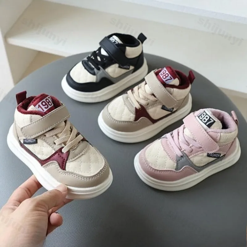 

2025 зимняя детская теплая бархатная повседневная спортивная обувь в стиле ретро, модные универсальные плюшевые удобные нескользящие хлопковые кроссовки для мальчиков