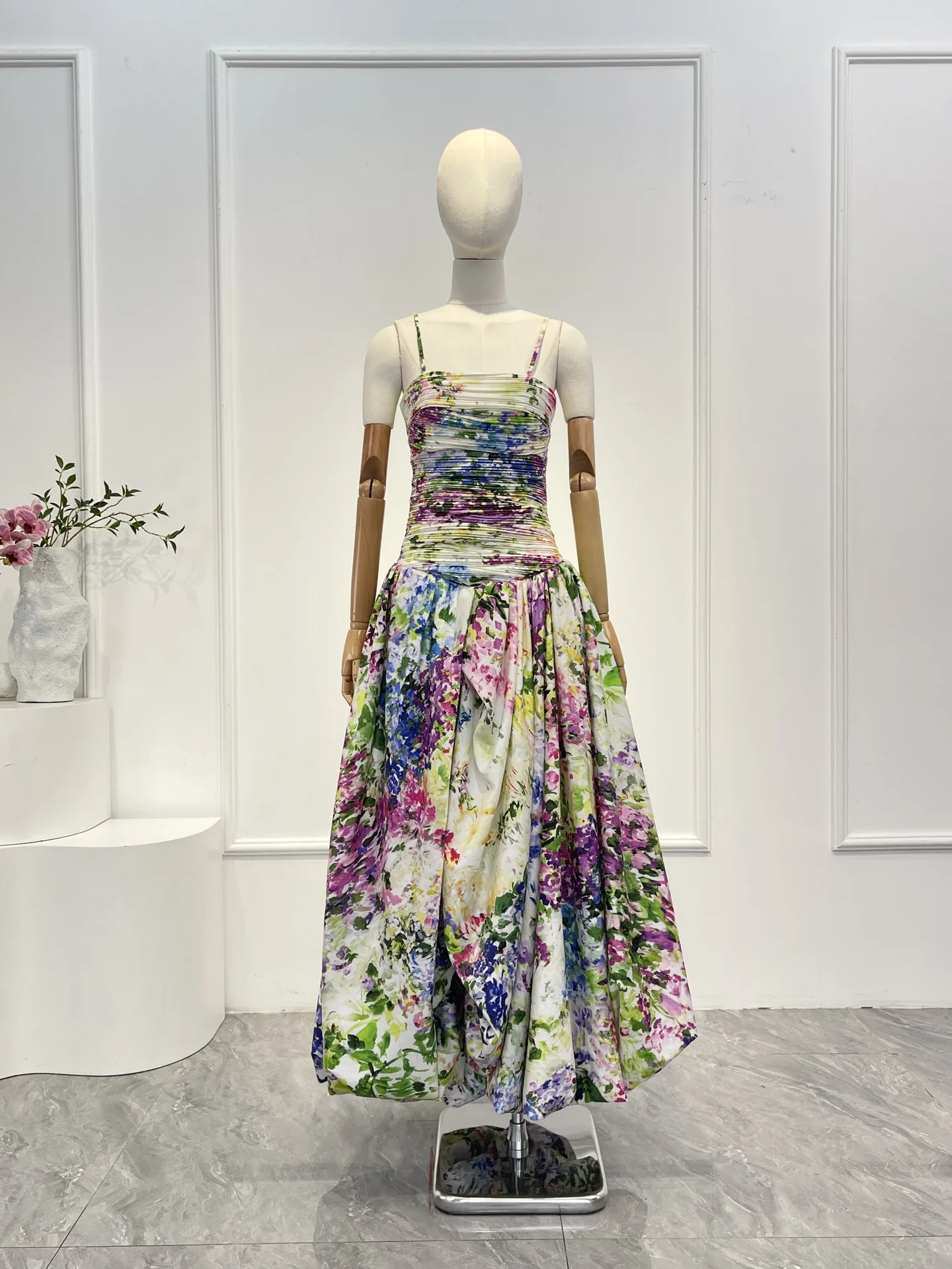 グリーンの花柄プリーツフラワーバッドスリーブレスチューブミディドレス2025新作