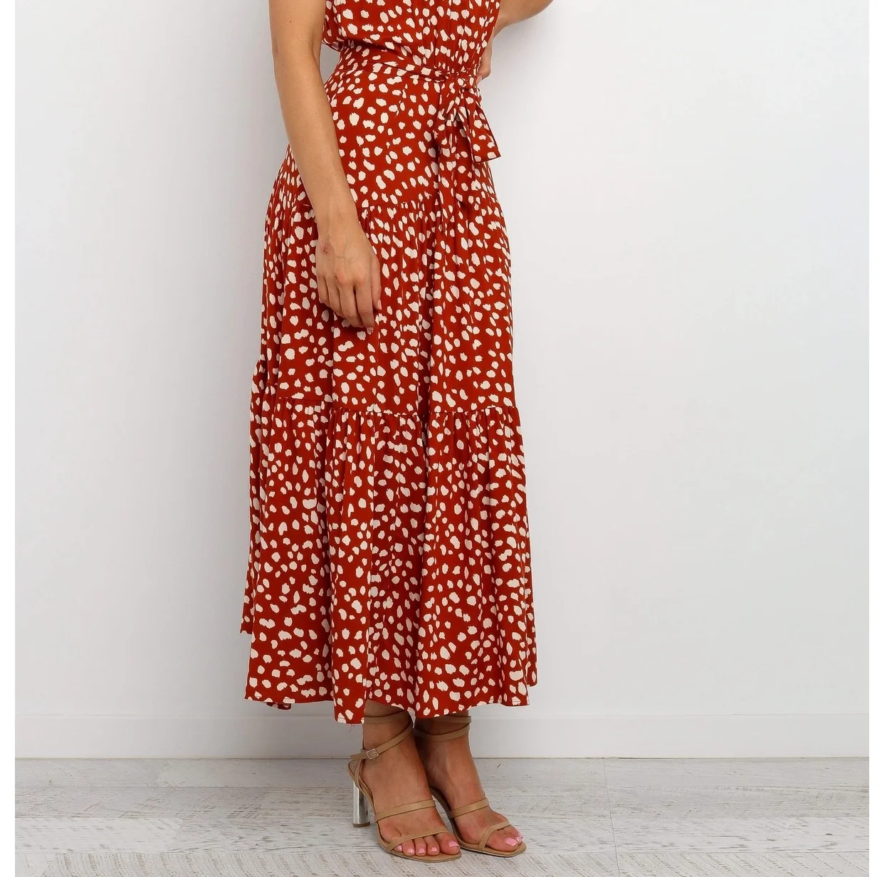 Vestido maxi feminino de bolinhas com amarração na cintura em camadas, design sem mangas e tecido fluido, vestido casual elegante