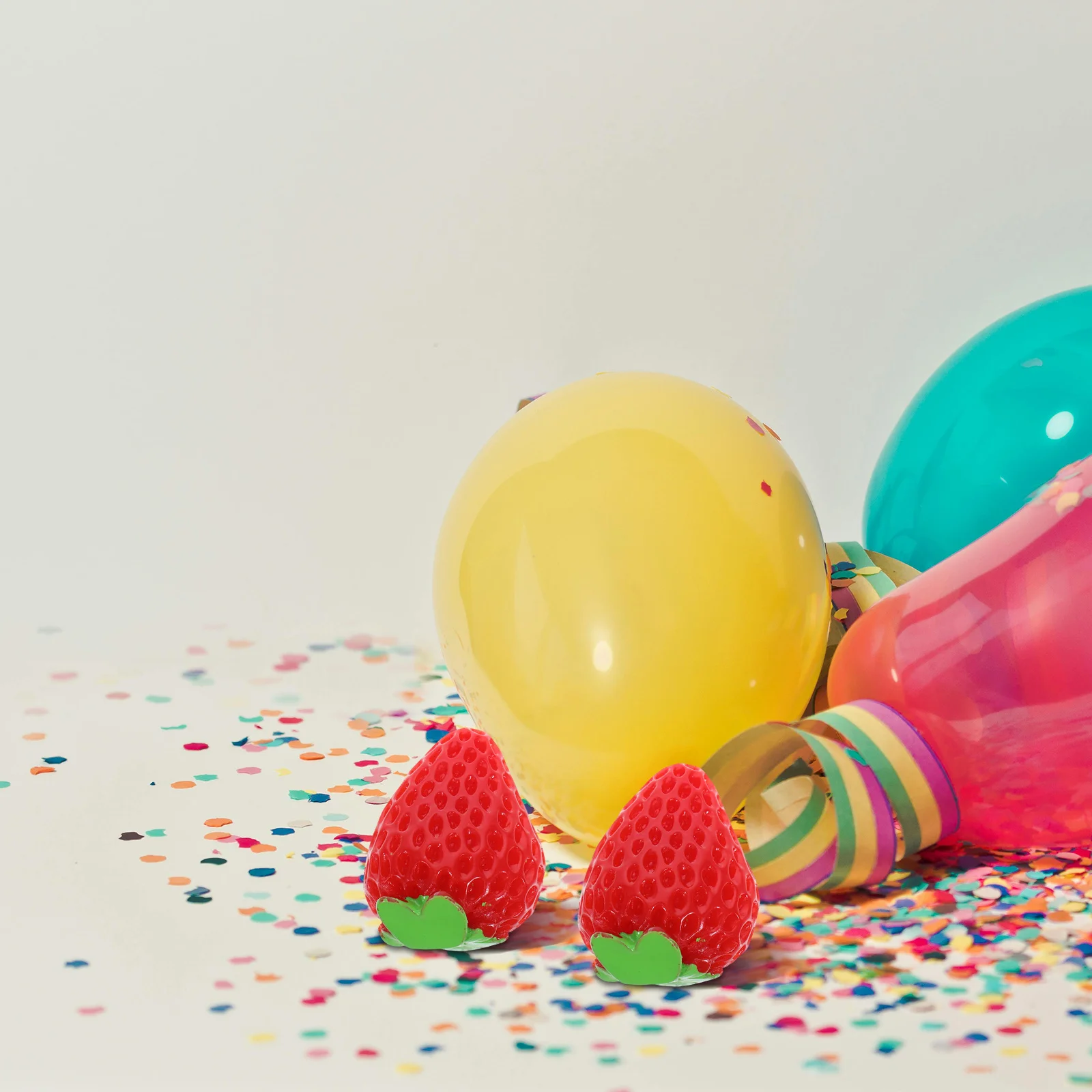 

10Pcs Mini Resin Strawberries Artificial Red Strawberries Realistic Fruit Ornaments for DIY Decor Party Theme Decorations Cute