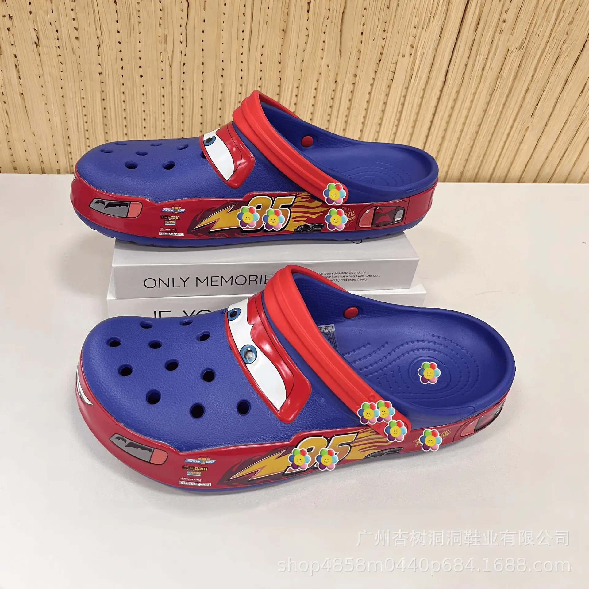 Cartoon 95 Rennwagen-Themen-Clogs für Jungen, weiche, bequeme EVA-Lochschuhe, süße Schlupfsandalen, originelles Geburtstagsgeschenk für Autoliebhaber