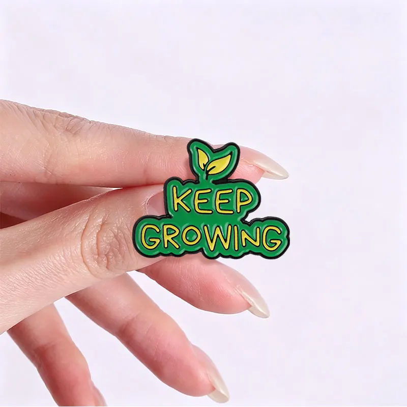 Inspirierendes Emaille-Abzeichen „Keep Growing“ mit Blattmotiv und motivierendem Zitat – Anstecknadel, Brosche, Schmuckgeschenk für diejenigen, die nach Selbstentwicklung streben. – Detail 8