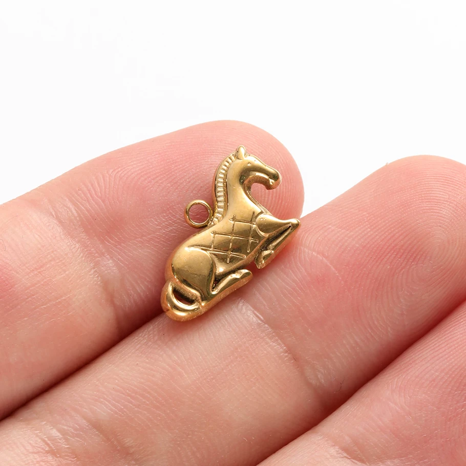 5 Stück goldfarbene kleine Anhänger mit Tiermotiven, Schmetterling, Giraffe, Vogel, Edelstahl, Meereslebewesen-Anhänger für die Schmuckherstellung, Halsketten-Charms – Detail 5