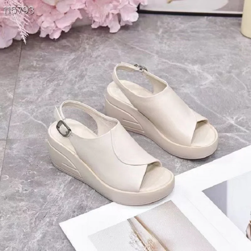 Summer New Women\'s Fish Mouth Sandals Wearing Slope Heel Leather Clasp for Simple and Comfortable Thick Sole Shoes for Women