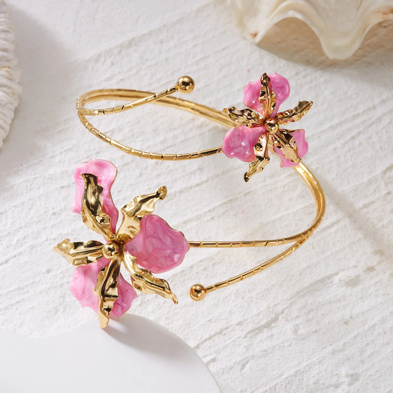 Elegantes, sexy florales Armreif-Design für Damen – Vintage-Emaille-Blumen-Oberarmreif für Party, Urlaub und als Schmuckgeschenk – Detail 4