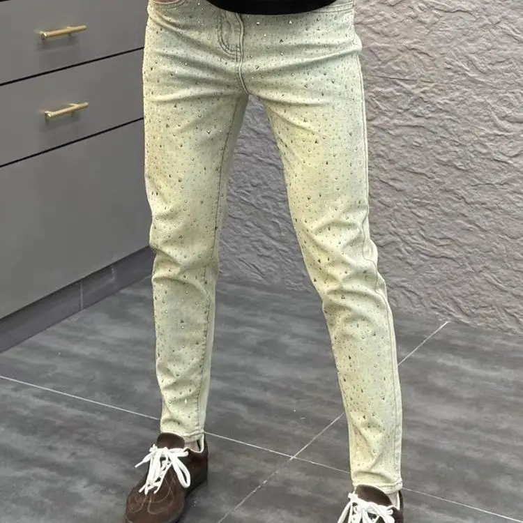 Pantalones de mezclilla elásticos casuales retro de corte ajustado para hombre, nueva tendencia 2026, color amarillo, estilo streetwear, ropa para hombre